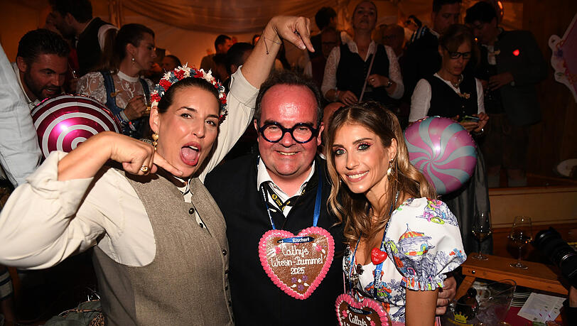 Elena Uhlig, (l-r) Clemens Baumgärtner und Cathy Hummels feiern im Cafe Kaiserschmarren bei Cathy Hummels Wiesn-Bummel.