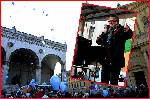 Echte Demokratie jetzt: Das forderten am Samstag nur etwa 300 Münchner am Odeonsplatz. Auch der Münchner Sänger Konstantin Wecker unterstützte die Veranstaltung.