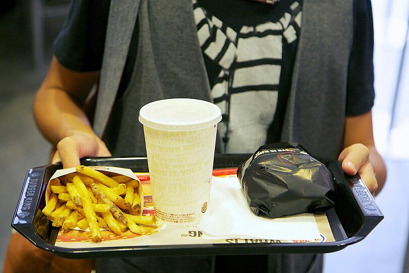 In Japan kommen bei Burger King seit neuestem schwarze Burger auf das Tablett.