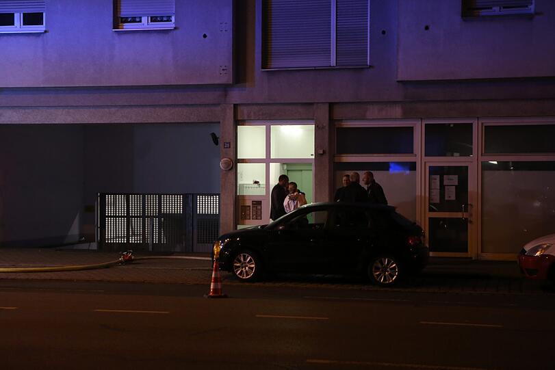 Die Feuerwehr fand in einem Bordell in Nürnberg eine tote Frau - die Bilder vom Einsatz.