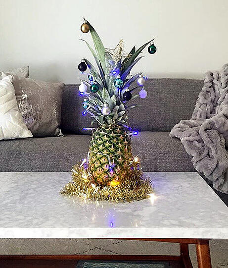 "Oh Ananas, oh Ananas, wie schön sind deine Blätter..." - Die schönsten, wildesten und süßesten Ideen, wie Sie ihre Ananas weihnachtlich dekorieren können, finden Sie in unserer Bildergalerie.
