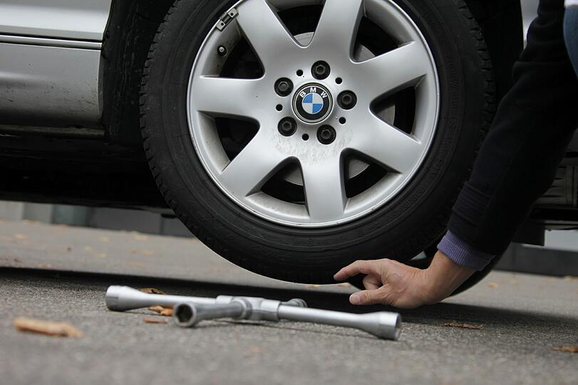 Nur ein paar Zentimeter Abstand vom Boden, sonst wird das Auto instabil.