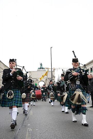 Irisches Brauchtum auf den Straßen München: Beim Umzug zum St. Patrick's Day sind Jung und Alt dabei - und gute Laune ist Pflicht.