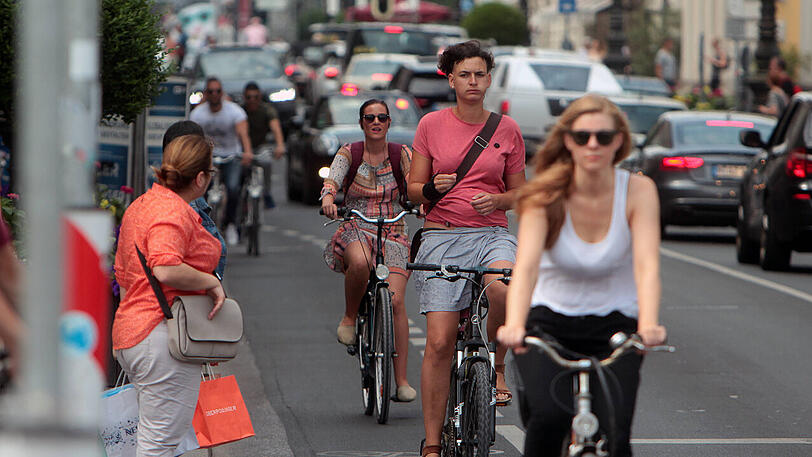 Durch Passanten auf einem Radweg stürzte ein 69-Jähriger Radler in München. (Symbolbild)