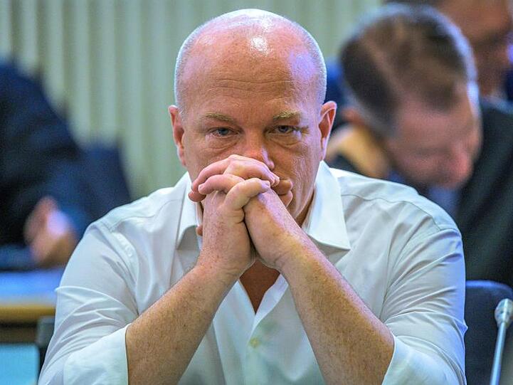 Der in einem Korruptionsprozess angeklagte suspendierte Regensburger Oberbürgermeister Joachim Wolbergs sitzt im Verhandlungssaal im Landgericht. Foto: Armin Weigel