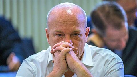 Der in einem Korruptionsprozess angeklagte suspendierte Regensburger Oberbürgermeister Joachim Wolbergs sitzt im Verhandlungssaal im Landgericht. Foto: Armin Weigel