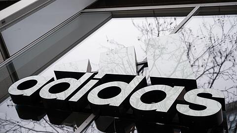 Der weltweit zweitgrößte Sportartikelhersteller Adidas ist zurück auf Wachstumskurs. (Archivbild)