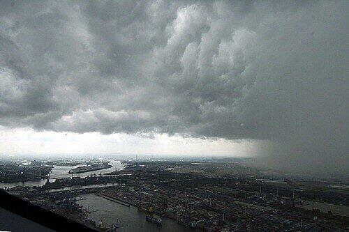 Da braut sich was zusammen: Im Westen und Norden ziehen Gewitter auf