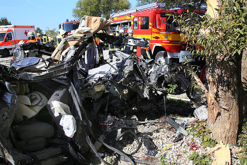 Zug erfasst Auto mit Familie: Bilder von der Unfallstelle.