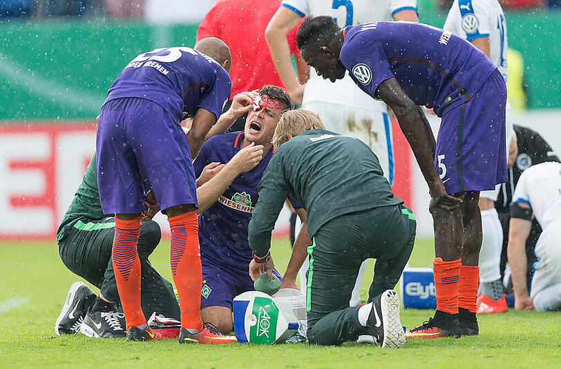 Bremens Zlatko Junuzovic hat sich im Zweikampf mit Lottes Nauber eine blutende Platzwunde am Kopf zugezogen und musste behandelt werden.
