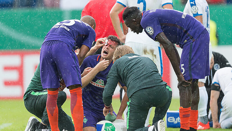 Bremens Zlatko Junuzovic hat sich im Zweikampf mit Lottes Nauber eine blutende Platzwunde am Kopf zugezogen und musste behandelt werden. Bremens Zlatko Junuzovic hat sich im Zweikampf mit Lottes Nauber eine blutende Platzwunde am Kopf zugezogen und musste behandelt werden.