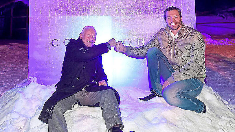 Coole Kerle und Freunde: Mode-Mann Werner Baldessarini und Wladimir Klitschko vorm fünf Meter hohen Flakon von &bdquo;Cool Force&ldquo;.