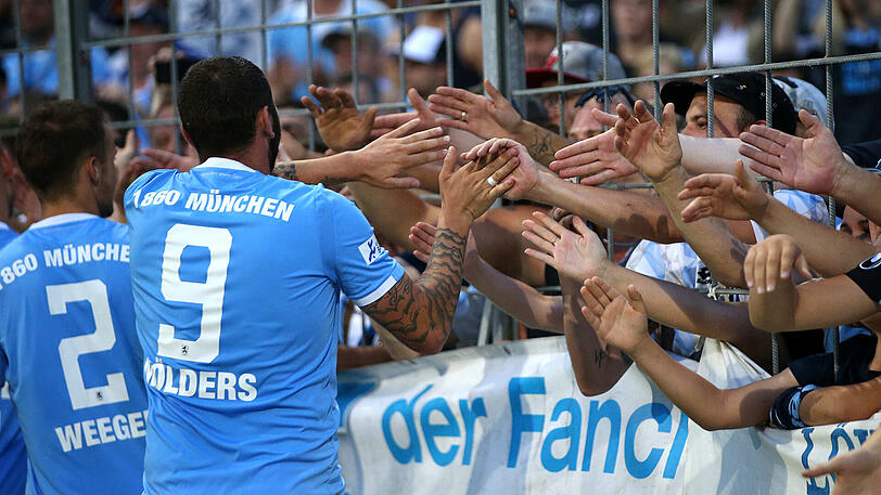 Die Löwenherzen Sascha Mölders und Eric Weeger klatschen die Fans ab.