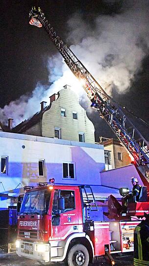 Bei dem Brand in Velden wurden zwei Menschen verletzt. Die Löscharbeiten waren langwierig.