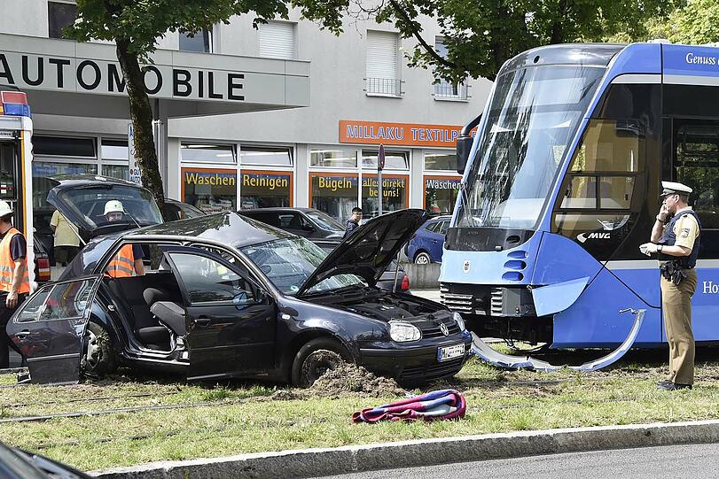 Das völlig eingedrückte Wrack des VW wurde noch ca. 30 Meter mitgeschleift &ndash; die Bilder vom Bergungseinsatz in der Agnes-Bernauer-Straße.