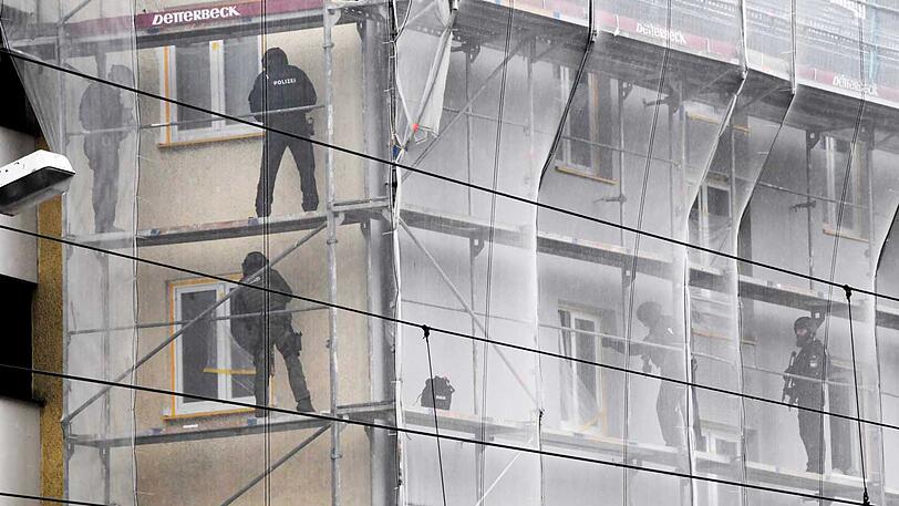 Die Polizei auf dem Gerüst des Hauses. Der Verdächtige hatte sich in eine Wohnung zurückgezogen.