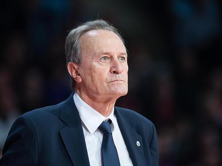Trainer Aito Garcia Reneses von Alba Berlin beobachtet das Spiel. Foto: Matthias Balk/dpa/Archivbild