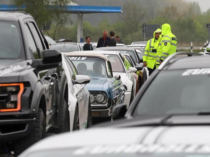 Wegen des Verdachts auf ein illegales Autorennen auf der A20 werden Dutzende Autos von der Polizei auf der Raststätte Fuchsberg östlich von Wismar kontrolliert.