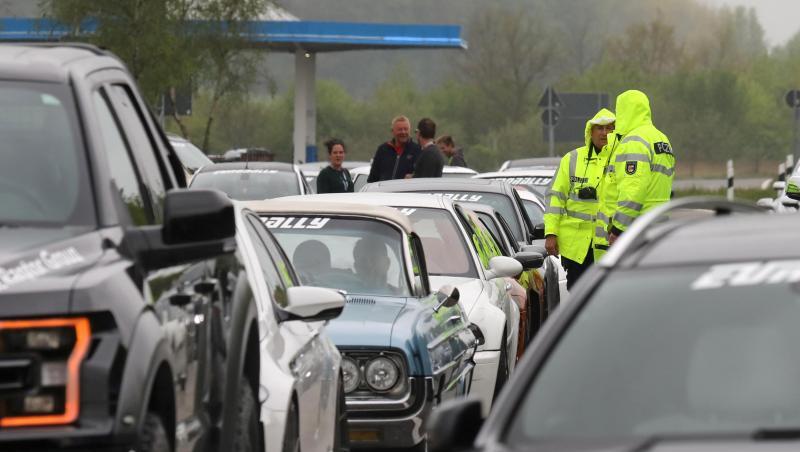 Wegen des Verdachts auf ein illegales Autorennen auf der A20 werden Dutzende Autos von der Polizei auf der Raststätte Fuchsberg östlich von Wismar kontrolliert. Wegen des Verdachts auf ein illegales Autorennen auf der A20 werden Dutzende Autos von der Polizei auf der Raststätte Fuchsberg östlich von Wismar kontrolliert.