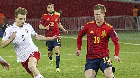Georgiens Saba Lobzhanidze (l) und Spaniens Dani Olmo kämpfen um den Ball.