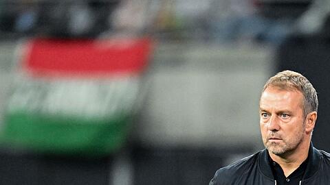 Flick muss Aufbauarbeit leisten: Nach der Niederlage gegen Ungarn braucht die Mannschaft neuen Mut.