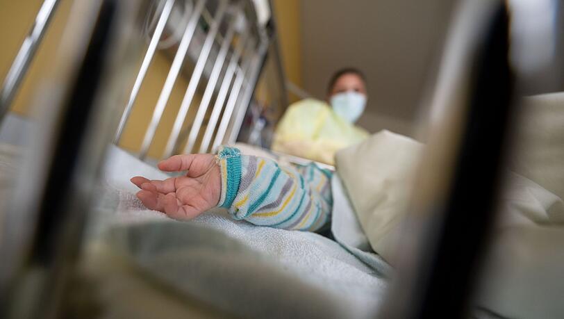 Ein am Respiratorischen Synzytial-Virus (RS-Virus oder RSV) erkrankter Patient liegt auf einer Kinderstation.