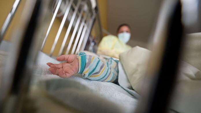 Ein am Respiratorischen Synzytial-Virus (RS-Virus oder RSV) erkrankter Patient liegt auf einer Kinderstation.