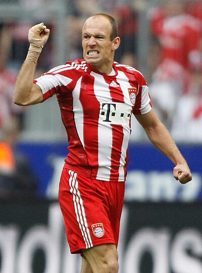 ARJEN ROBBEN: Van Gaal hätte seinen Zustand nach drei Spielen Sperre wohl als spielgeil bezeichnet. Stochert die Kugel in Minute sechs über die Linie. Liefert die Flanke zum 3:1 in der 19. Minute. Hätte aber ein paar Assists fabrizieren können. Note: 2