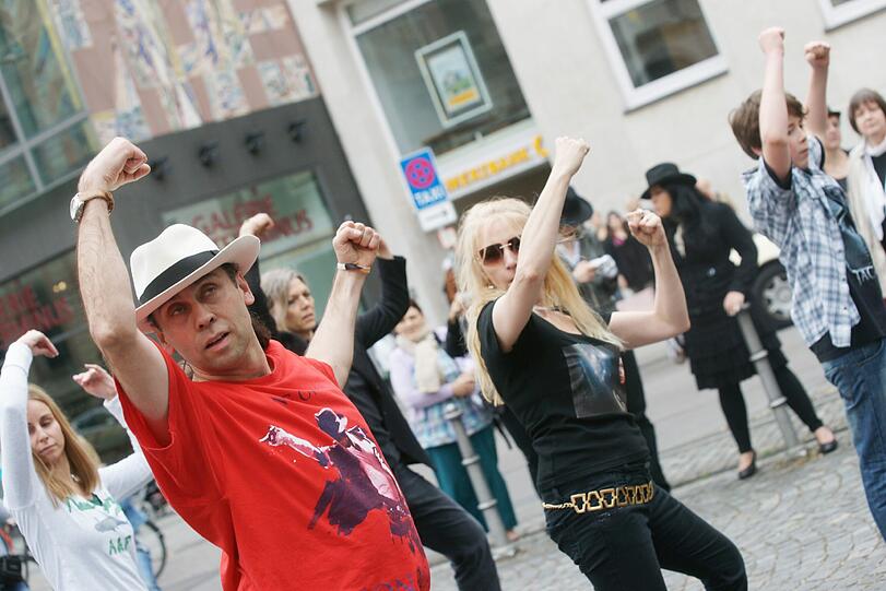 Zwar kein echter Flashmob - aber getanzt wurde auch am Promenade Platz für den toten King of Pop. Richtige Flashmobs gab's am Stachus und in der Bahnhofshalle.