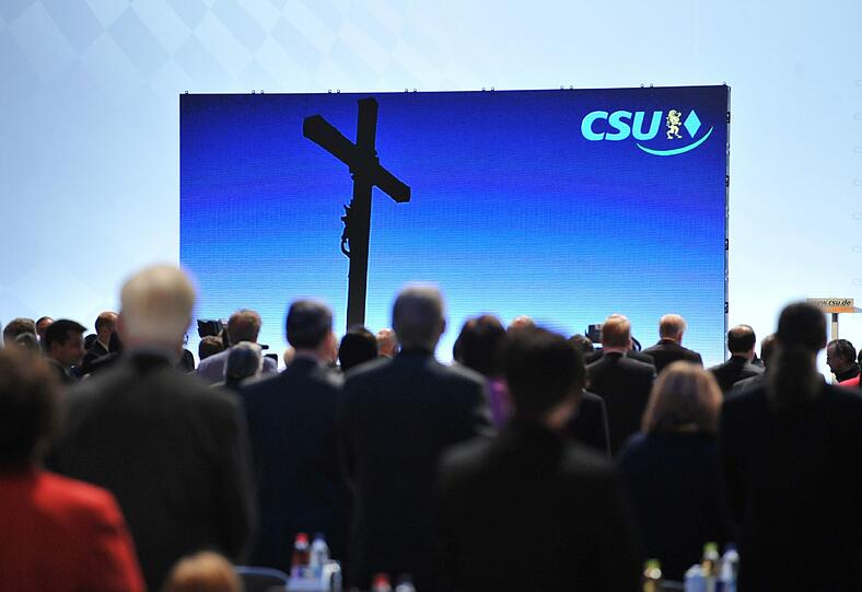 Die Delegierten nehmen am beim Parteitag der CSU in München an einem Gottesdienst teil.