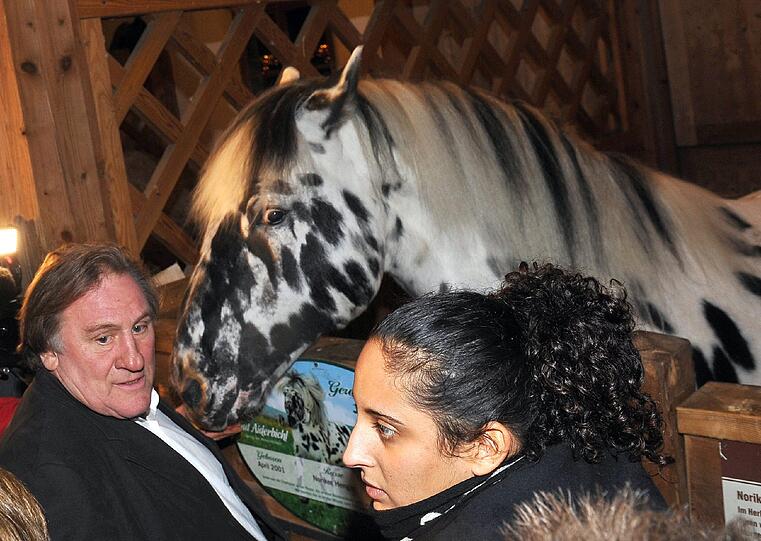 Gerard Depardieu und seine Tochter Roxane begutachten die Pferde auf Gut Aiderbichl.