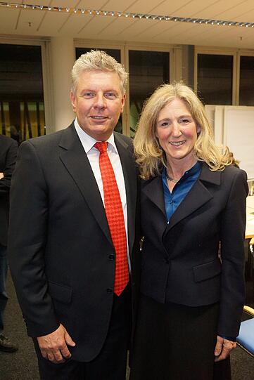 Dieter Reiter und Sabine Nallinger stehen zusammen bereit und freuen sich über das Wahlergebnis!