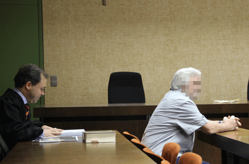 Brandstifter Hans F. (r.)  mit Anwalt Alexander Eckstein