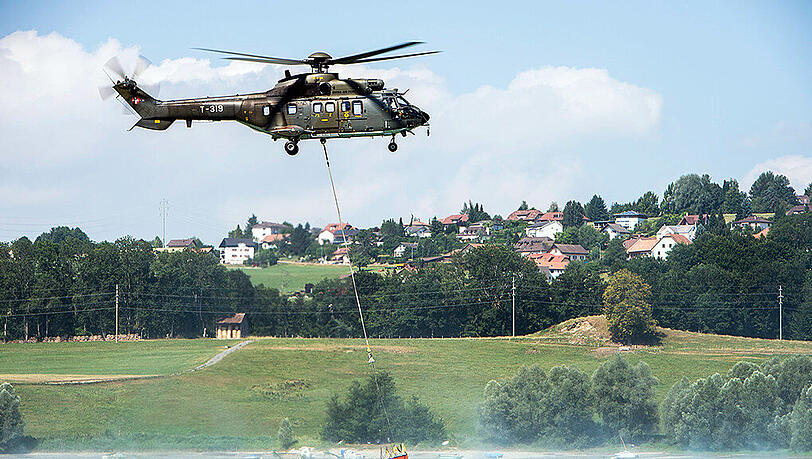 Ein Schweizer Militärhubschrauber holt Wasser für durstende Kühe aus dem Genfer See. Letzte Woche wurde dafür auch französisches Staatsterritorium angesteuert. Ein Schweizer Militärhubschrauber holt Wasser für durstende Kühe aus dem Genfer See. Letzte Woche wurde dafür auch französisches Staatsterritorium angesteuert.