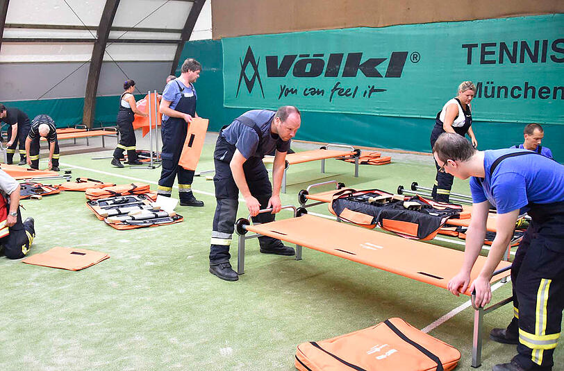 Die Feuerwehr bereitet in Keferloh eine Unterkunft für Flüchtlinge vor.