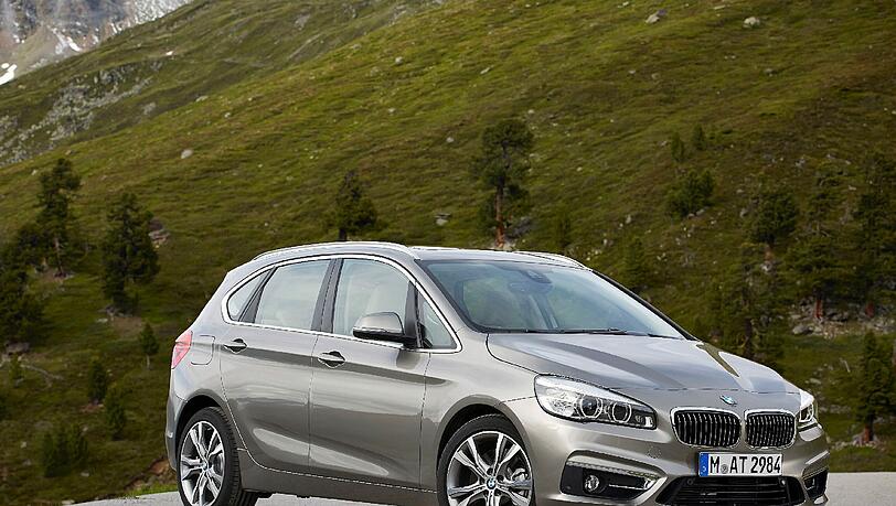 Typisch BMW – und dann doch wieder nicht ganz: Der erste weiß-blaue Van bietet viel Platz und hohe Variabilität im Premium-Segment. Typisch BMW – und dann doch wieder nicht ganz: Der erste weiß-blaue Van bietet viel Platz und hohe Variabilität im Premium-Segment.