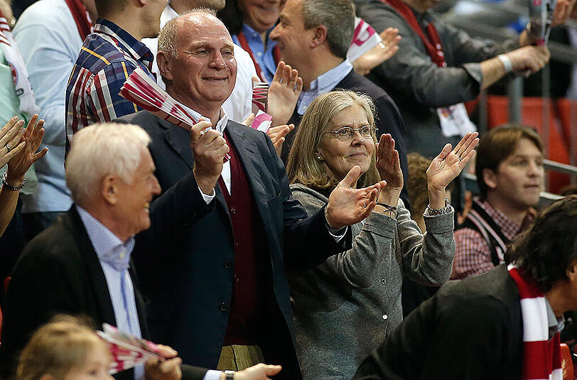 Uli Hoeneß war am Samstag mit seiner Frau Susi im Audi Dome zu Gast und bejubelte den Sieg des FC Bayern.