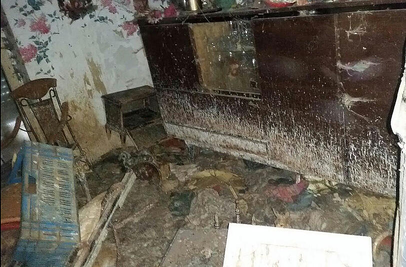 Müll, Exkremente, Tier-Kadaver: Die Bilder aus dem Horror-Haus sind kaum zu ertragen.