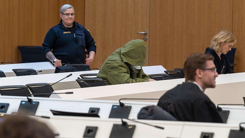 Laut Anklage soll der 56-Jährige aus dem oberbayerischen Seefeld im Landkreis Starnberg über einen Zeitraum von 15 Jahren seine kleinen Stiefenkel und deren Freunde massiv sexuell missbraucht haben.