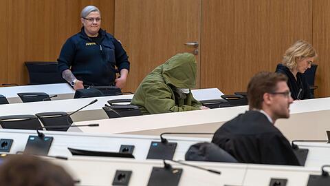 Laut Anklage soll der 56-Jährige aus dem oberbayerischen Seefeld im Landkreis Starnberg über einen Zeitraum von 15 Jahren seine kleinen Stiefenkel und deren Freunde massiv sexuell missbraucht haben.