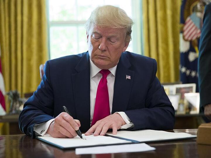 Donald Trump beim Unterzeichnen der jüngsten den Iran betreffenden Verfügung. Foto Alex Brandon/AP