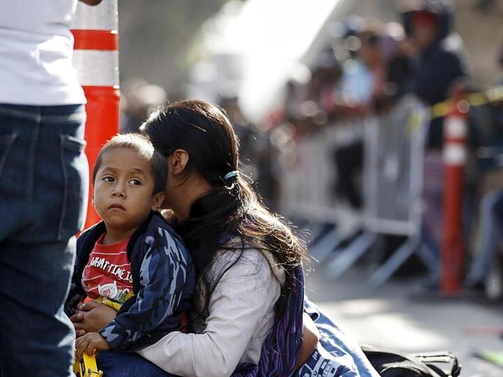 Eine Frau und ihr Sohn in der Grenzstadt Tijuana.