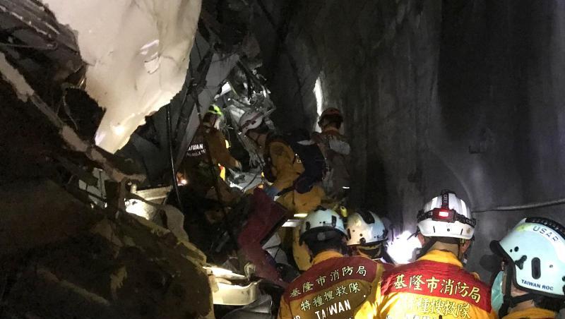 Rettungskräfte suchen in einem Eisenbahntunnel bei Hualien nach Überlebenden.