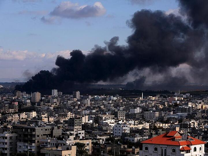 Die Kämpfe im Gazastreifen gehen mit unverminderter Härte weiter. Wegen Angriffen auf seine Mitarbeiter hat das UN-Hilfswerk für Palästinaflüchtlinge seine Arbeit eingeschränkt.