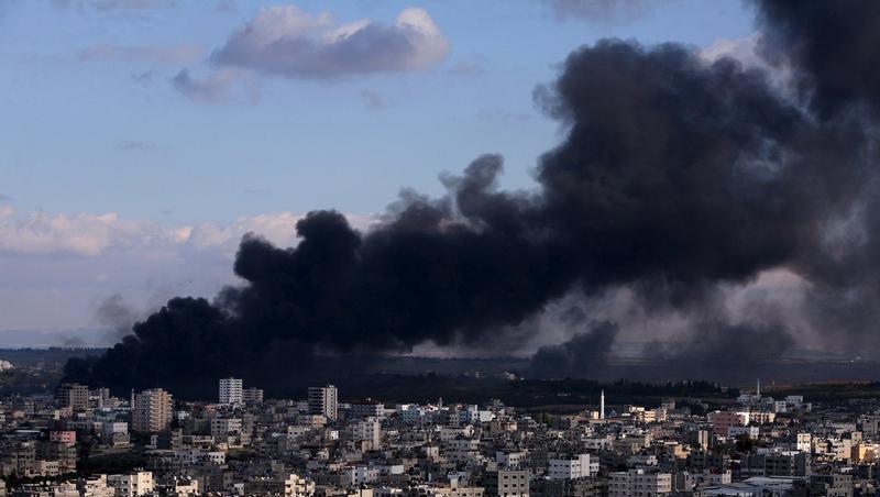 Die Kämpfe im Gazastreifen gehen mit unverminderter Härte weiter. Wegen Angriffen auf seine Mitarbeiter hat das UN-Hilfswerk für Palästinaflüchtlinge seine Arbeit eingeschränkt. Die Kämpfe im Gazastreifen gehen mit unverminderter Härte weiter. Wegen Angriffen auf seine Mitarbeiter hat das UN-Hilfswerk für Palästinaflüchtlinge seine Arbeit eingeschränkt.