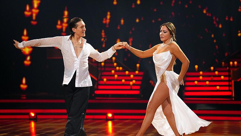 Simone Thomalla und Evgeny Vinokurov tanzten die Rumba von Sophia Thomalla (Staffel 3) nach. Simone Thomalla und Evgeny Vinokurov tanzten die Rumba von Sophia Thomalla (Staffel 3) nach.