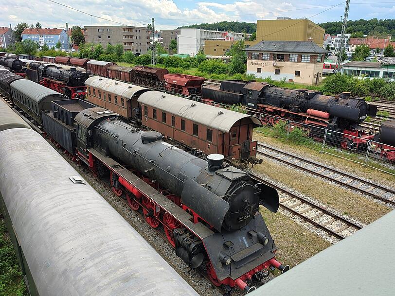 Eisenbahngeschichte auf mehreren Gleisen: Über diese Parade staunen die Bahnreisenden am Bahnhof Nördlingen. Eisenbahngeschichte auf mehreren Gleisen: Über diese Parade staunen die Bahnreisenden am Bahnhof Nördlingen.