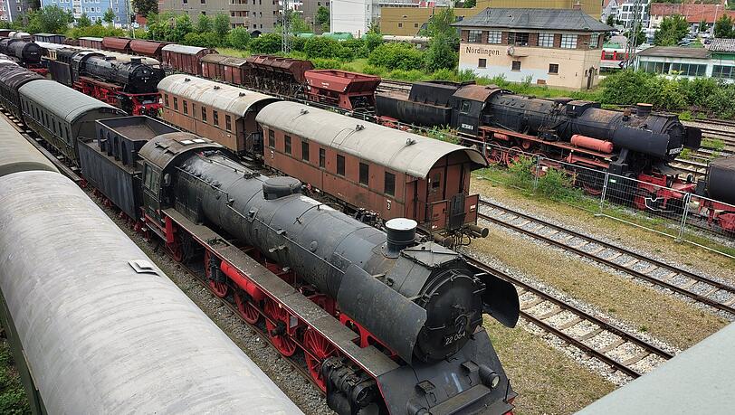 Eisenbahngeschichte auf mehreren Gleisen: Über diese Parade staunen die Bahnreisenden am Bahnhof Nördlingen. Eisenbahngeschichte auf mehreren Gleisen: Über diese Parade staunen die Bahnreisenden am Bahnhof Nördlingen.