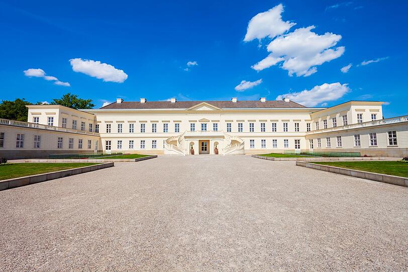 Schloss Herrenhausen in Hannover wurde im 17. Jahrhundert im Stil des Barock gebaut. Das herrschaftliche Haus entstand aus einem einfachen Gutshaus heraus. Erst 1819 wurde Schloss Herrenhausen vom damaligen Hofbaumeister des Königreichs Hannover, Georg Ludwig Friedrich Laves, im klassizistischen Baustil umgebaut. Schloss Herrenhausen in Hannover wurde im 17. Jahrhundert im Stil des Barock gebaut. Das herrschaftliche Haus entstand aus einem einfachen Gutshaus heraus. Erst 1819 wurde Schloss Herrenhausen vom damaligen Hofbaumeister des Königreichs Hannover, Georg Ludwig Friedrich Laves, im klassizistischen Baustil umgebaut.