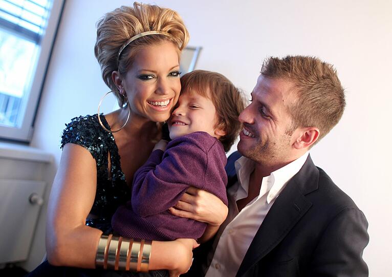 Unterstützung: Fußballer Rafael van der Vaart und sein Sohn Damian schauen Mama beim moderieren zu.
